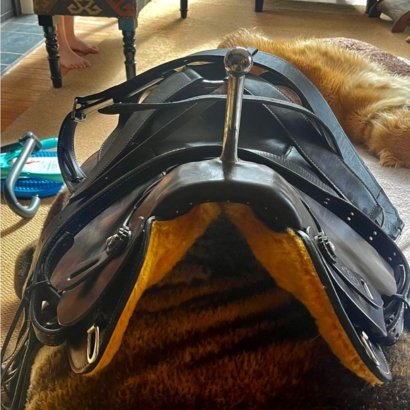 Trick Riding Saddle - Picture 8 of 10